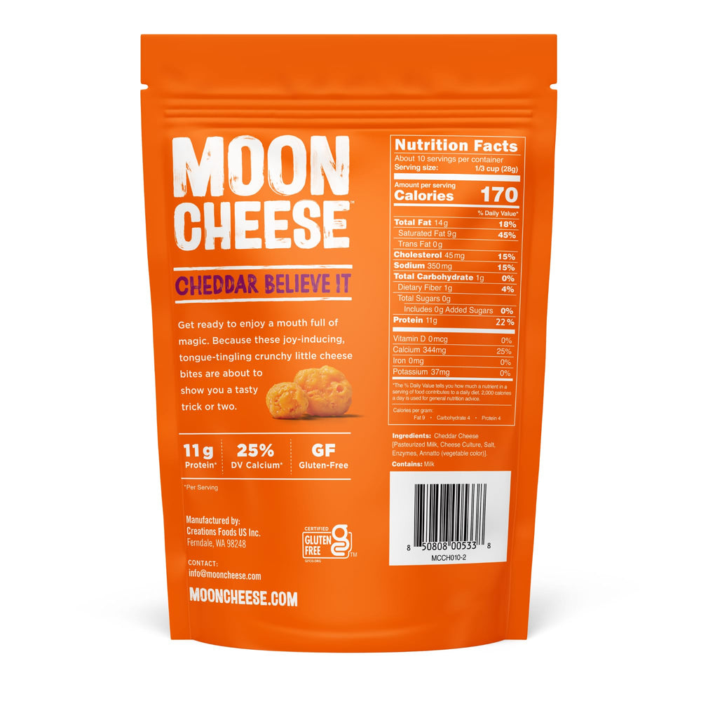 Moon Cheese primer plano de textura crujiente del cheddar, destaca sabor intenso