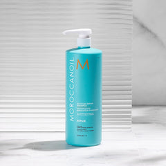 Moroccanoil aplicación en ducha sobre cabello mojado, ayuda a restaurar fibras dañadas