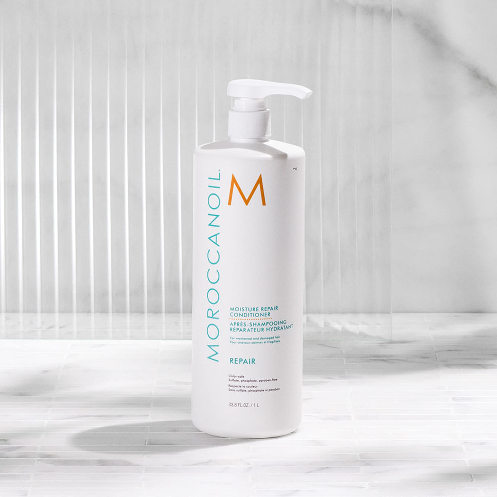 Moroccanoil aplicación en mano demostrando fácil distribución y hidratación