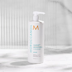 Moroccanoil aplicación en mano demostrando fácil distribución y hidratación