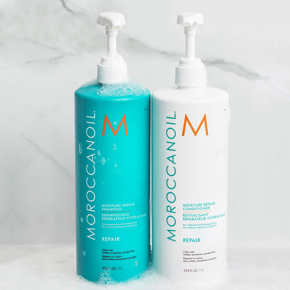 Moroccanoil tamaño 33.8 oz junto a objetos para escala, ideal para uso frecuente