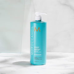 Moroccanoil producto en uso sobre lavabo aportando limpieza suave y brillo