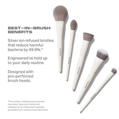 MORPHE brocha de polvo en uso sellando maquillaje para acabado sin brillo