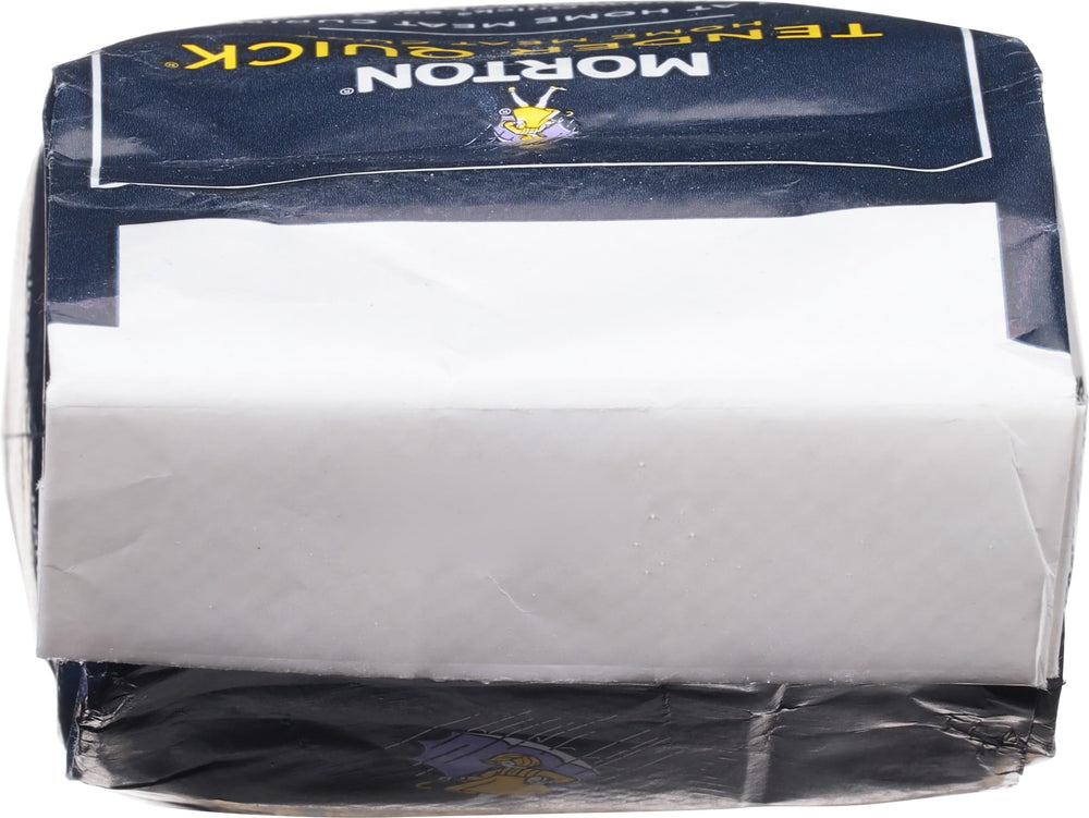 Morton Tender Quick tamaño de la bolsa junto a una mano para referencia de cantidad