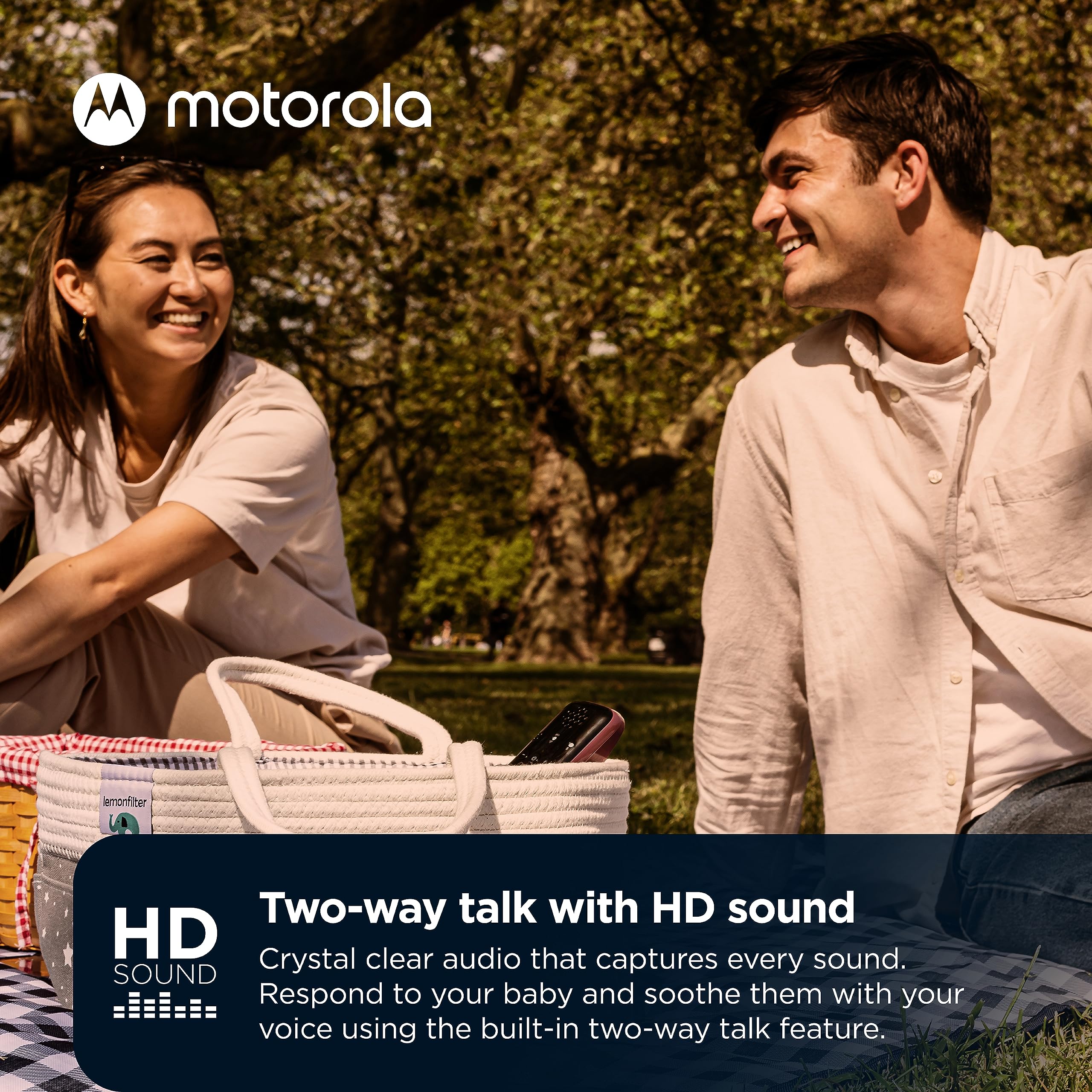 Motorola Nursery PIP12 comparación de tamaño en mano, portátil y compacto