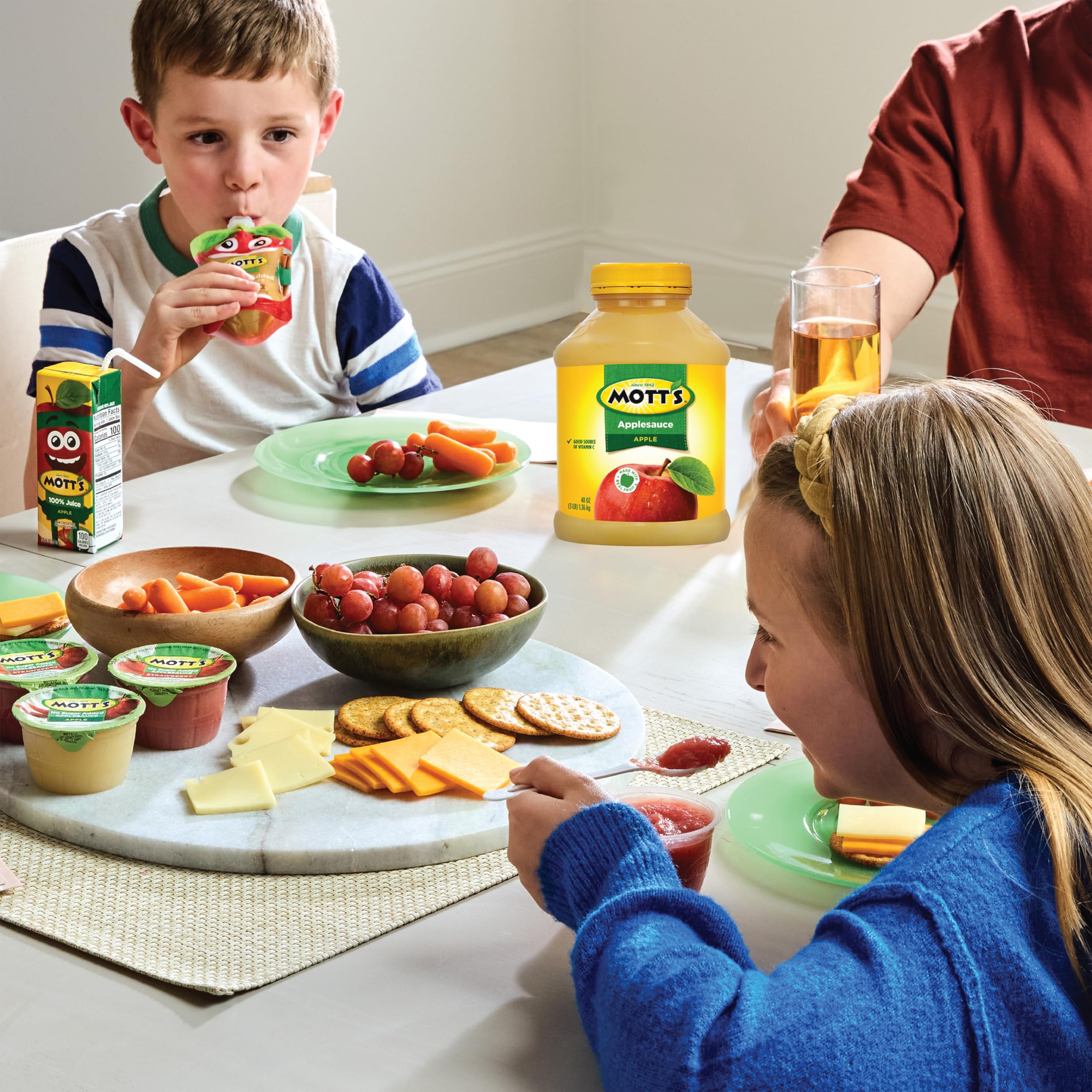 Mott's en escena familiar como merienda práctica y saludable