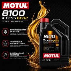 Motul 8100 X-Cess Gen2 vertiéndose en el cárter para proteger motor y reducir desgaste