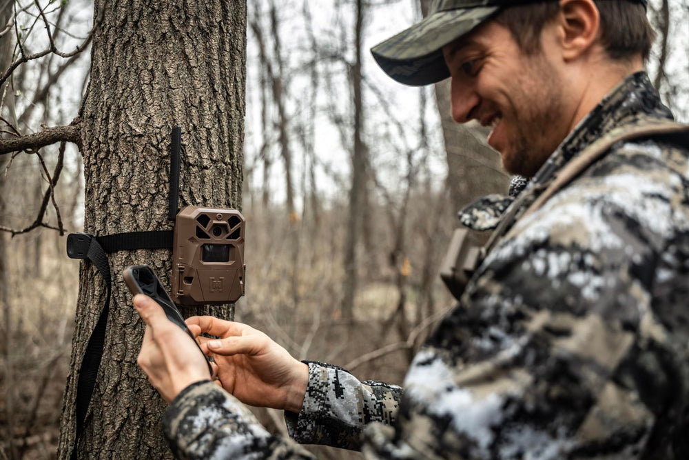 Moultrie EDGE 2 interior mostrando memoria integrada de 8 GB