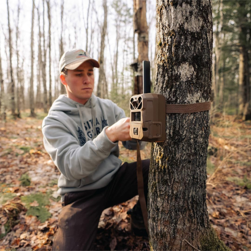 Moultrie EDGE 3 comparación de tamaño junto a mano para escala práctica