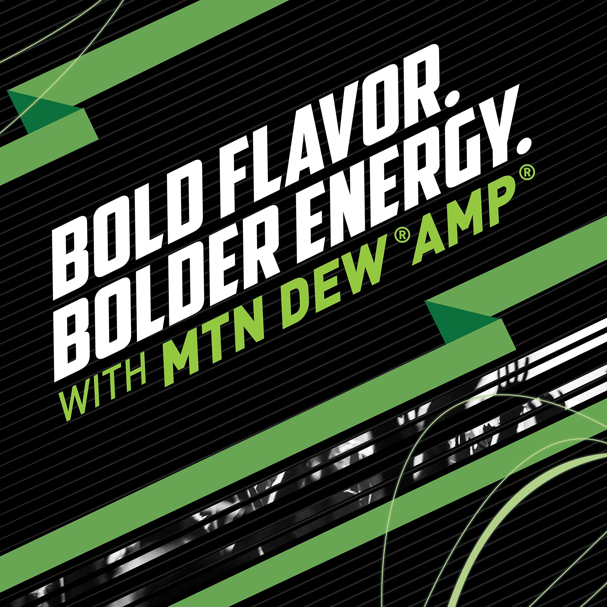 Mountain Dew AMP lata en mano para comparar tamaño y portabilidad