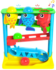 Move2Play vista frontal del juguete mostrando tres peces y pelotas, atrae atención y juego