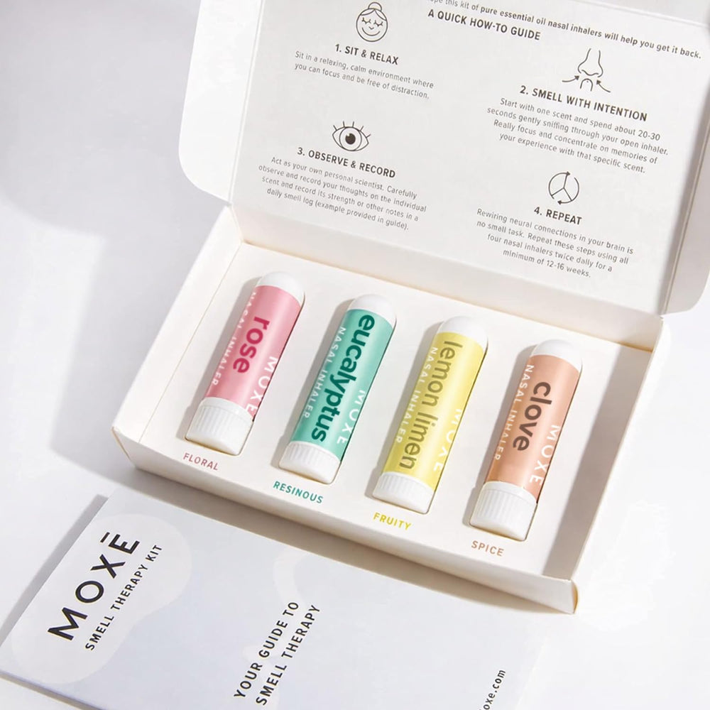 MOXE sticks en mano durante inhalación, formato portátil para práctica diaria
