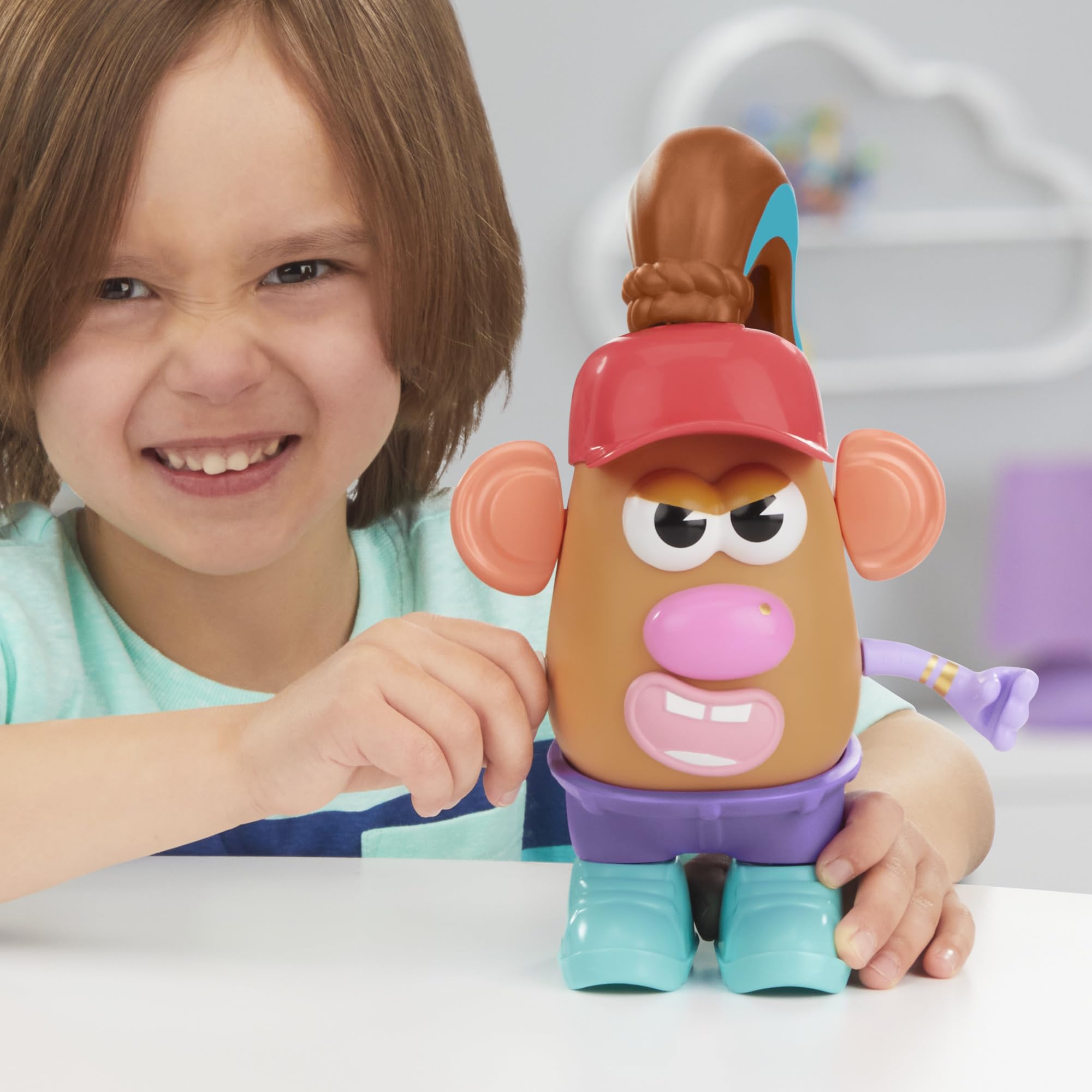 Mr. Potato Head comparación con manos infantiles para referencia de escala