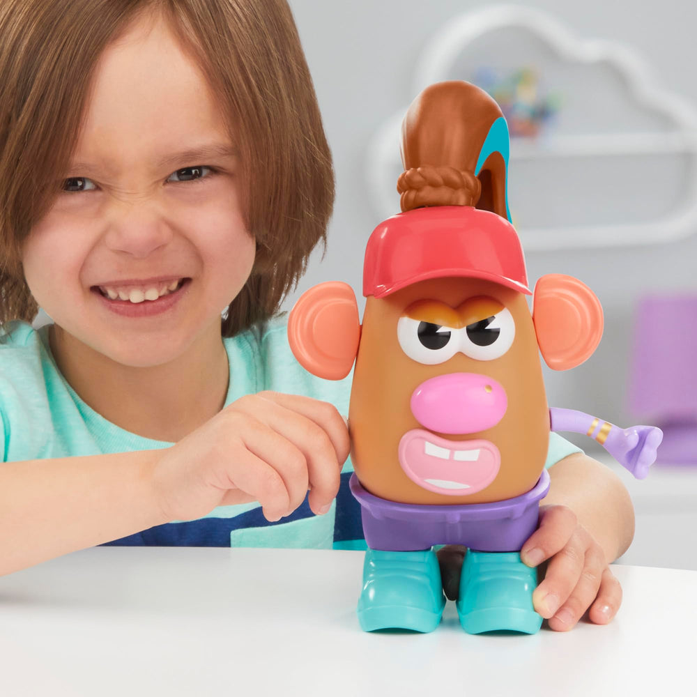 Mr. Potato Head comparación con manos infantiles para referencia de escala