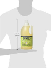 Mrs. MEYER'S vertiendo detergente en lavadora, uso sencillo y compatible con HE