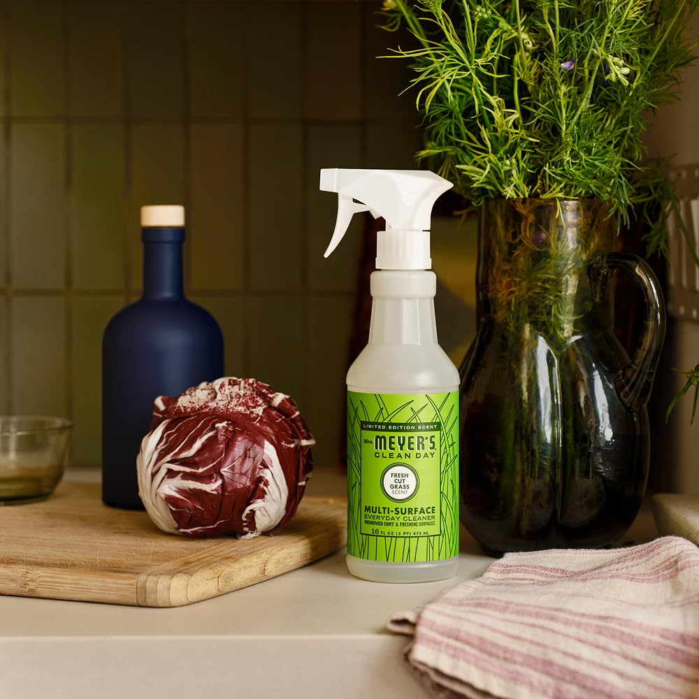 Mrs. MEYER'S botella junto a mano para comparar tamaño y facilidad de manejo