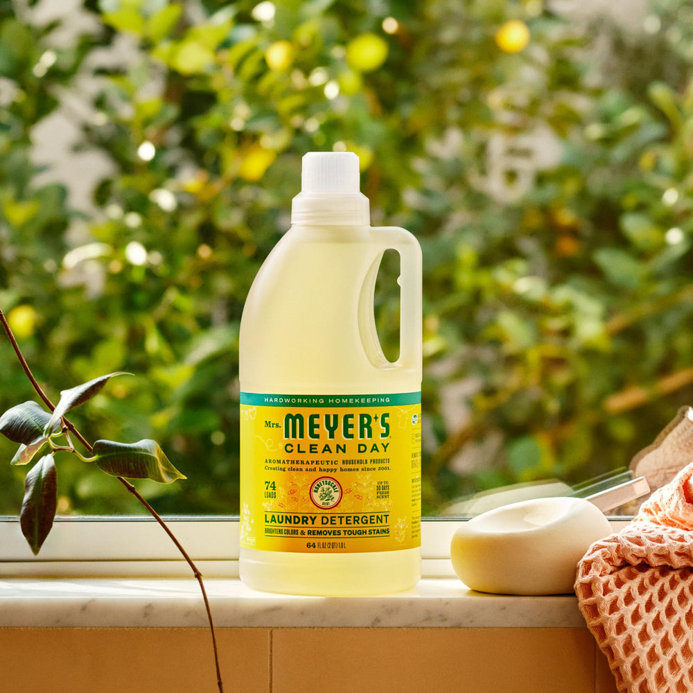 Mrs. MEYER'S botella en lavandería transmitiendo uso doméstico práctico