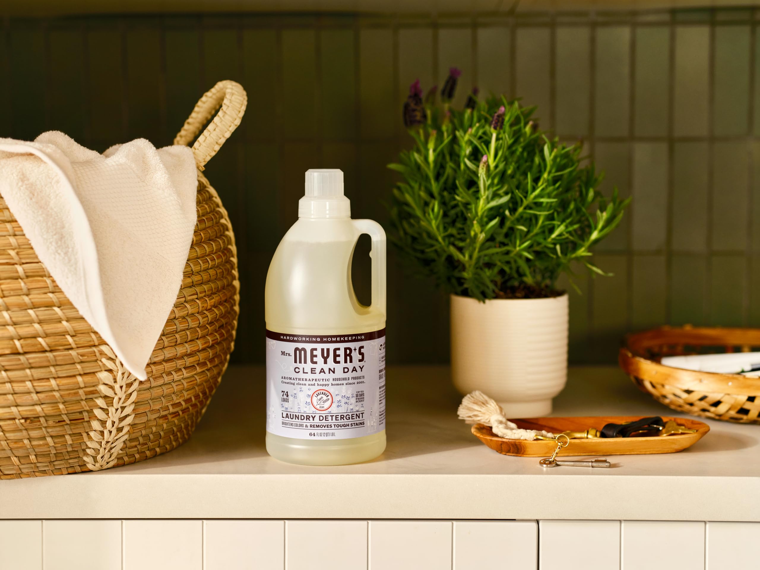 Mrs. MEYER'S escena de lavandería con ropa limpia y olor a lavanda evocando frescura