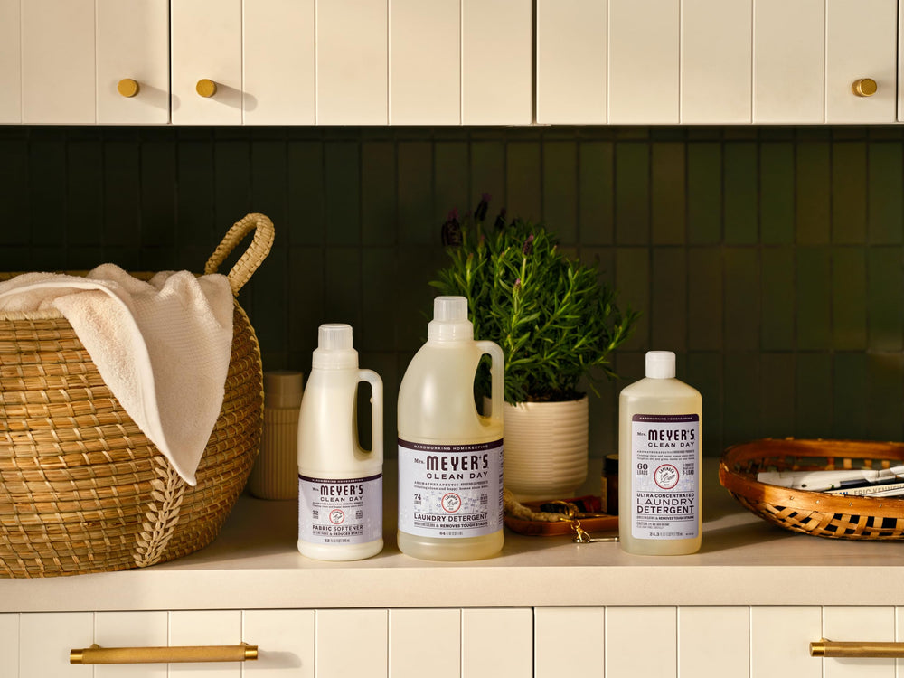 Mrs. MEYER'S ingredientes botánicos en primer plano destacando origen vegetal y biodegradabilidad