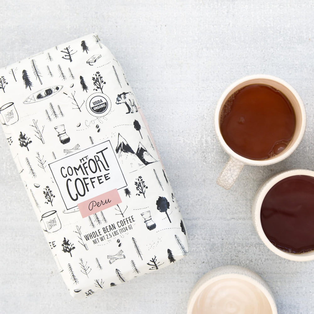 Mt. Comfort Coffee granos junto a molino, listo para moler según método