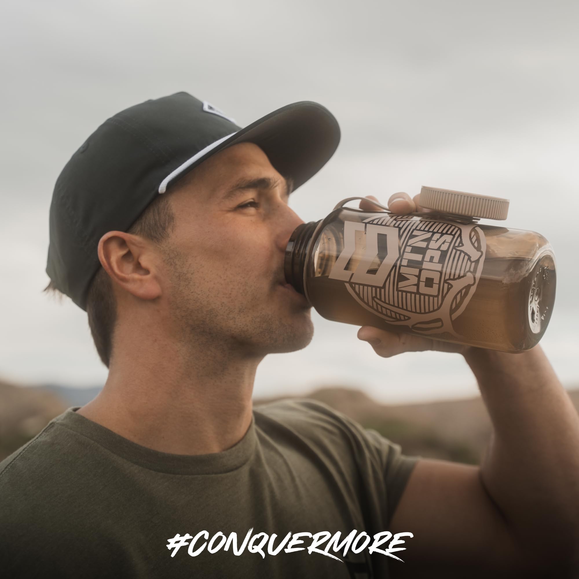 MTN OPS junto a una mano para comparar tamaño del bote, fácil transporte