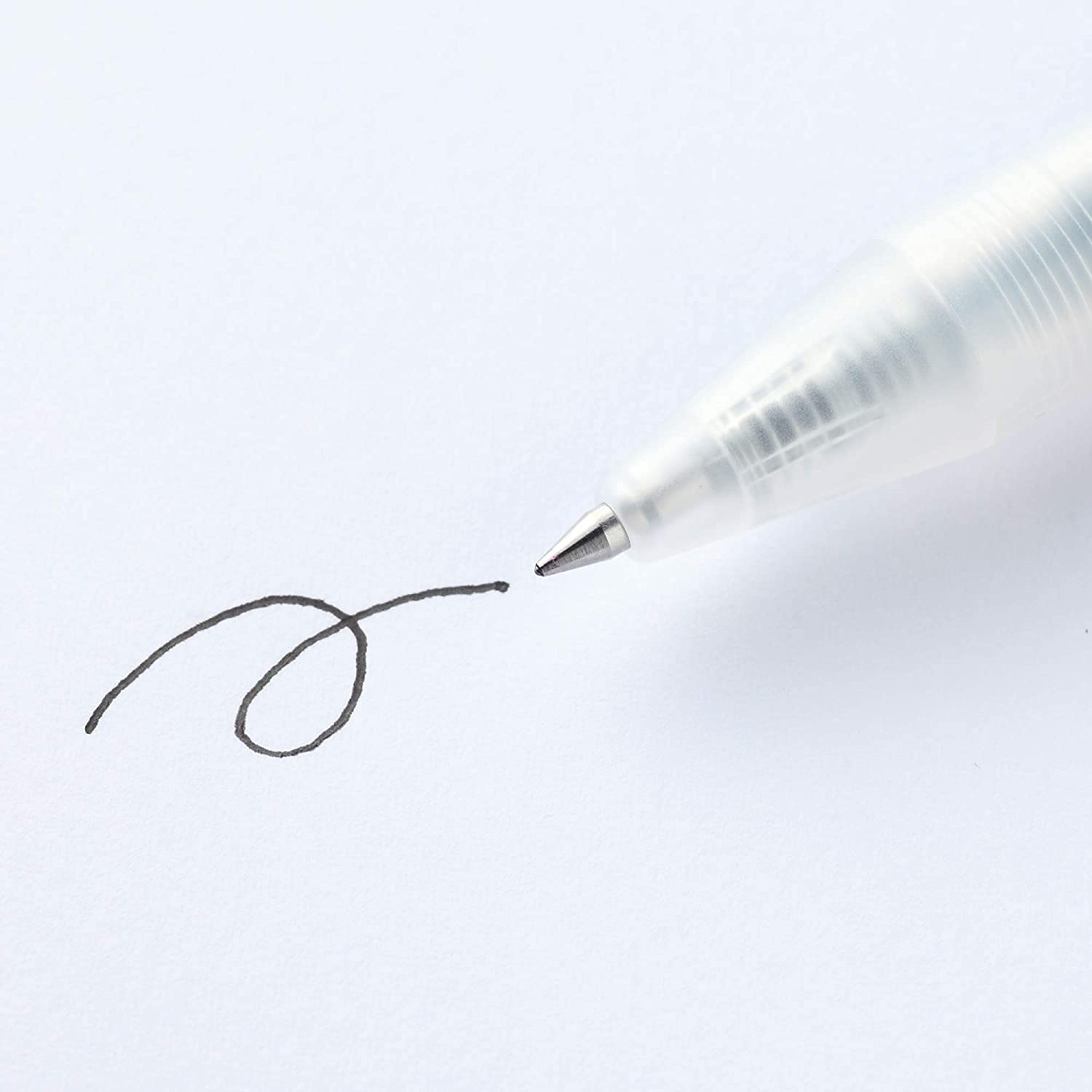 MUJI bolígrafo en uso sobre cuaderno, escritura fluida sin manchas