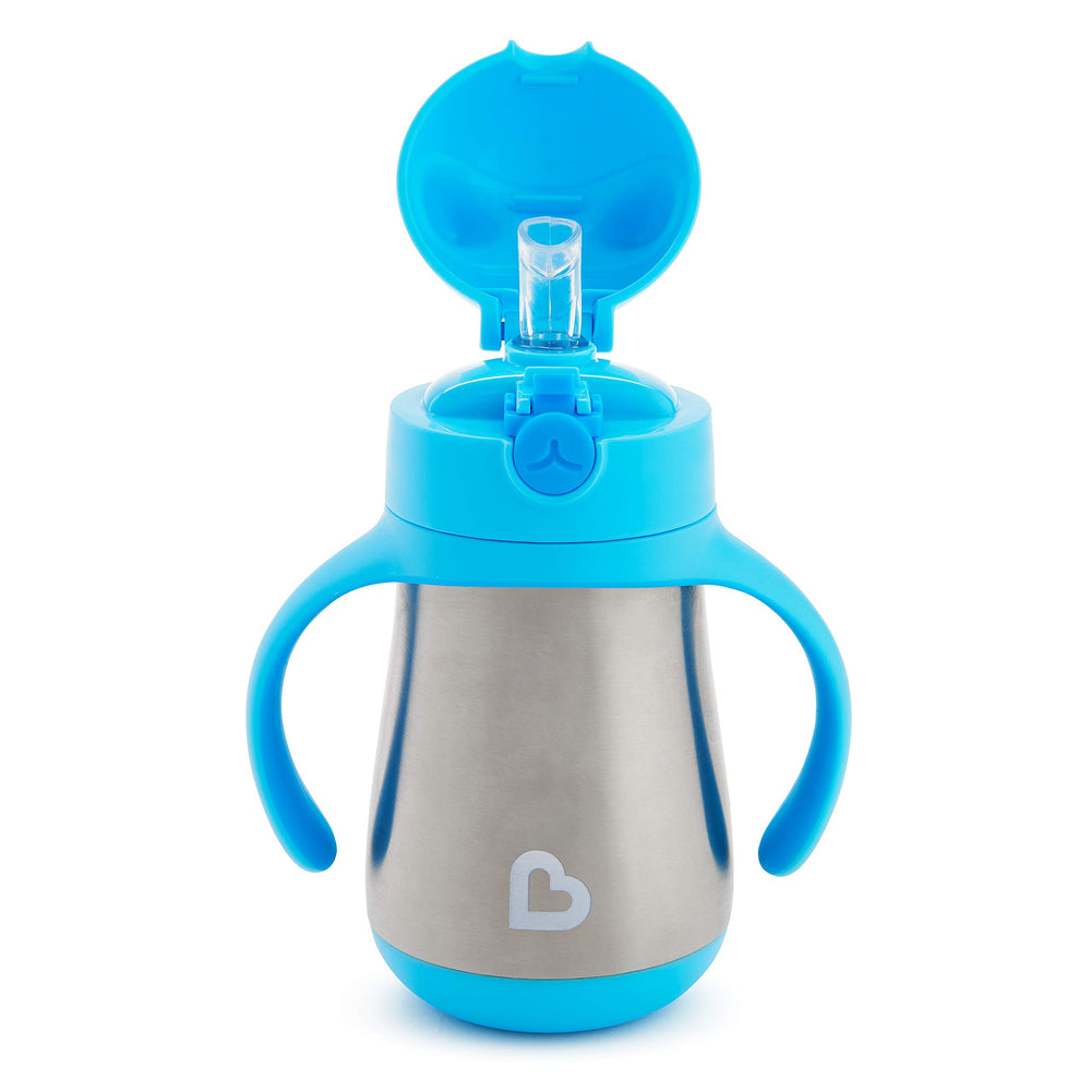 Munchkin vaso en manos de niño muestra agarre cómodo