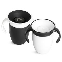 Munchkin Miracle 360 niño sosteniedo la taza con asas, fácil agarre