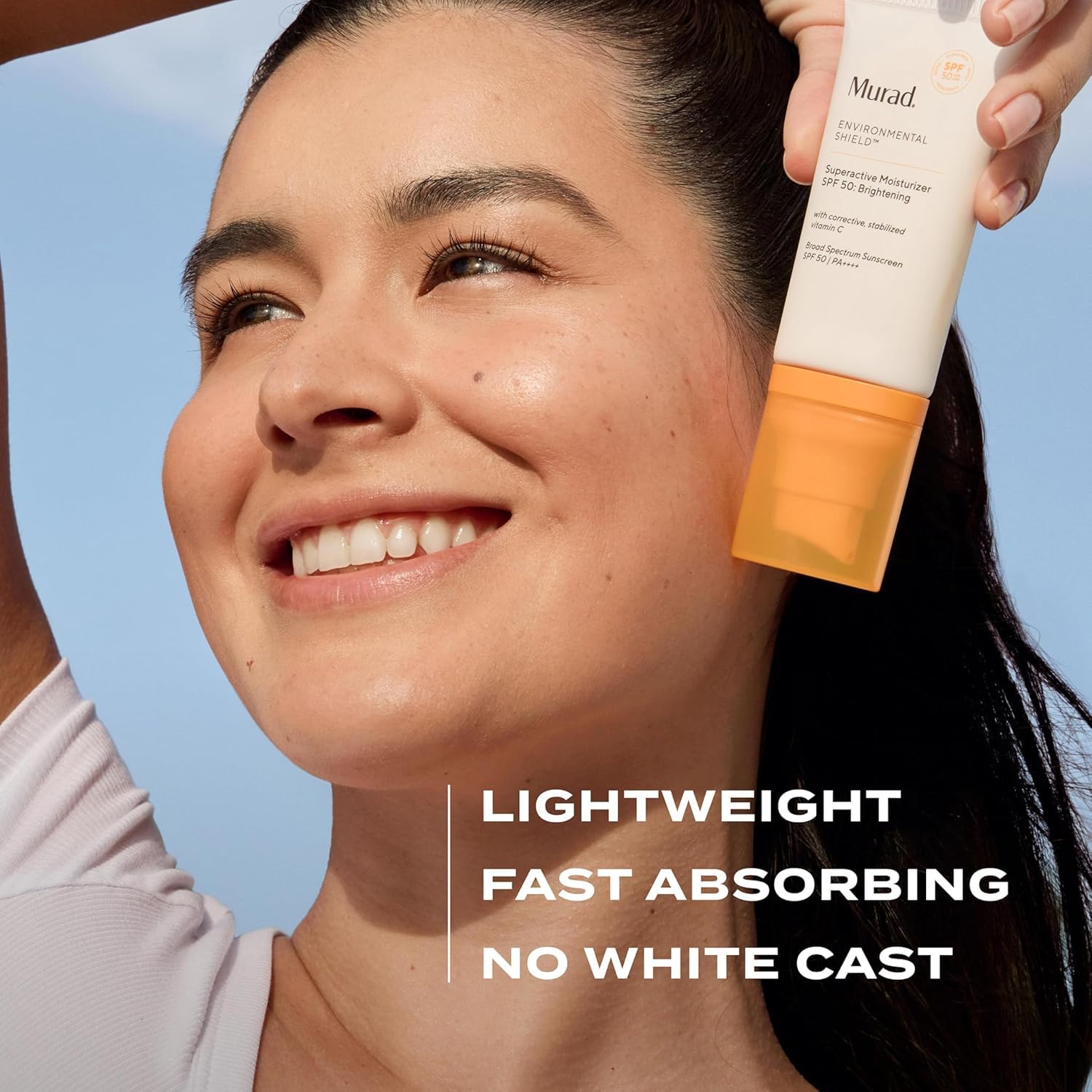 Crema Murad extendida sobre la piel mostrando acabado luminoso