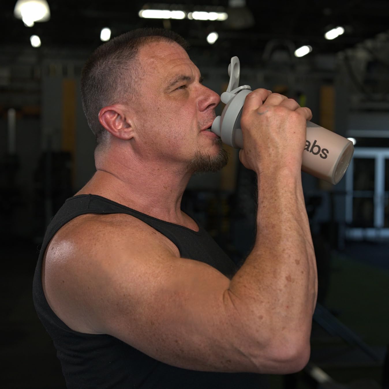 Muscle Defense batido preparado en vaso tras entrenamiento para recuperación rápida