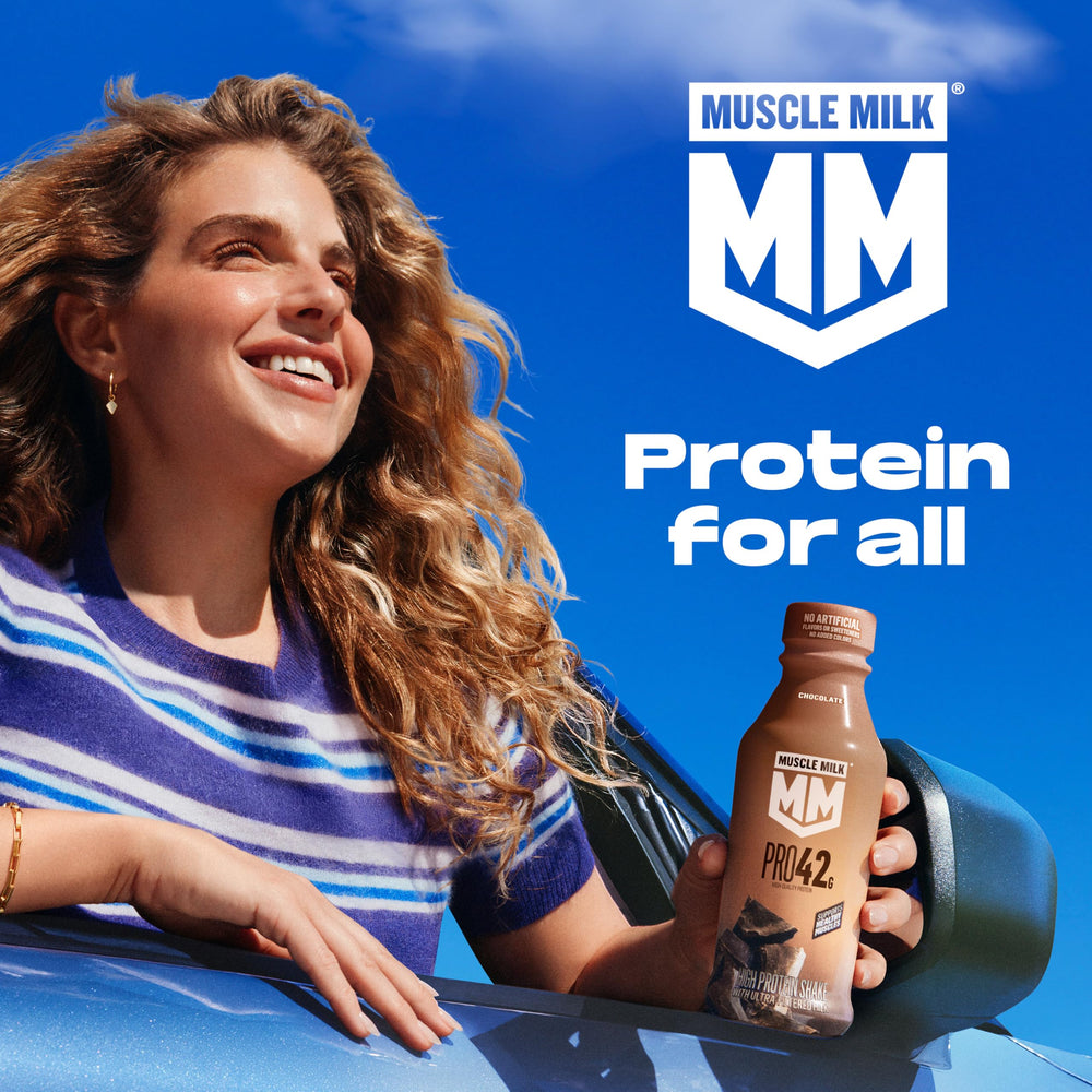 Cartón Muscle Milk en mano para comparar tamaño, fácil de transportar y consumir fuera de casa