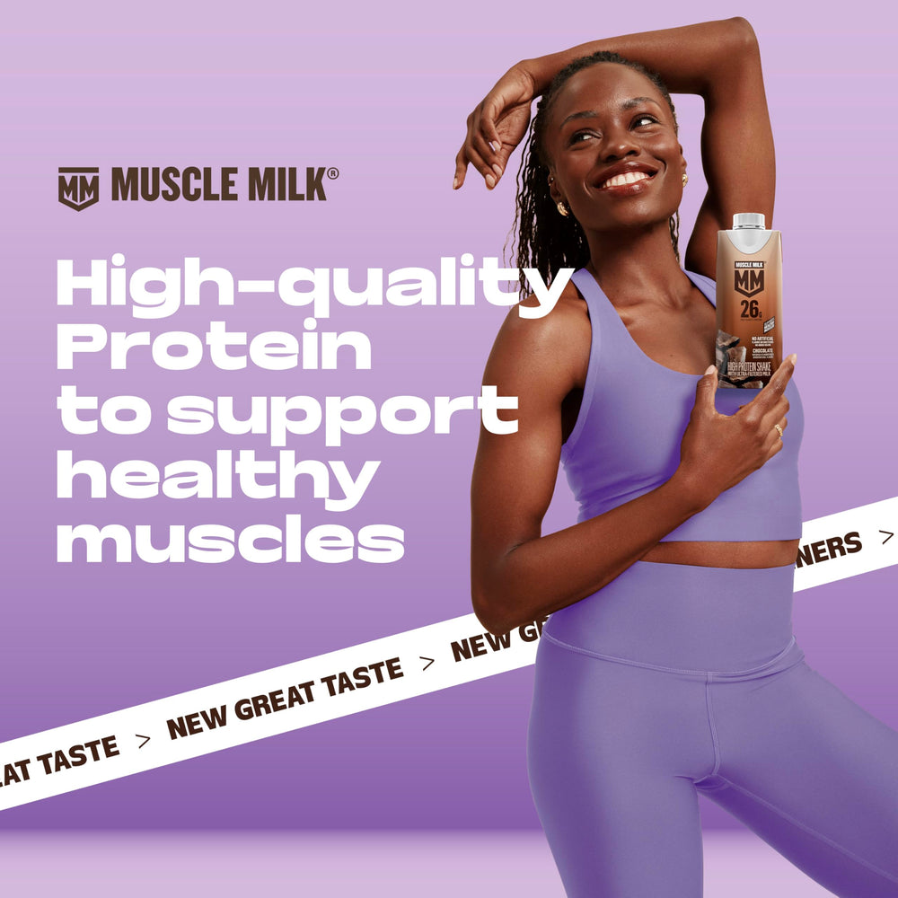 Persona bebiendo Muscle Milk tras entrenamiento, mostrando recuperación rápida y conveniencia