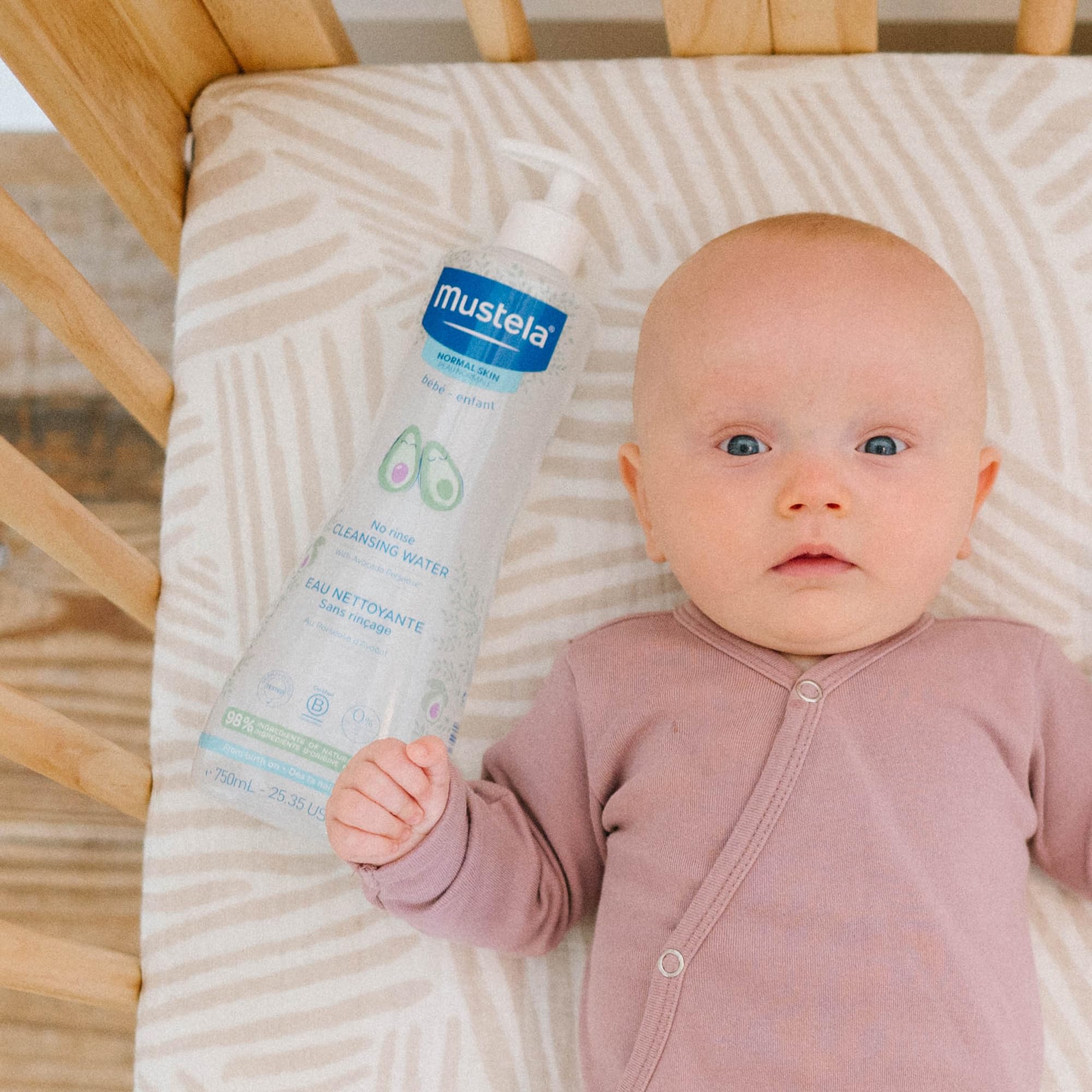 Mustela dispensador abierto listo para aplicar limpieza sin frotar