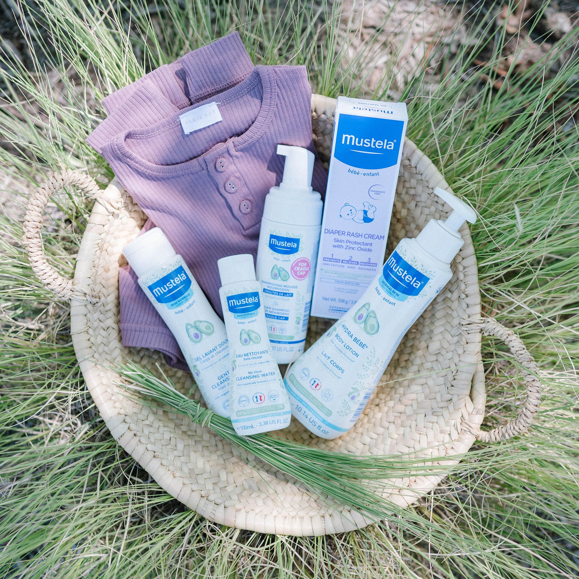 Mustela productos junto a objetos rutinarios, referencia clara de tamaño