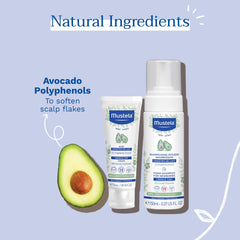Mustela espuma del champú en la mano, limpieza delicada para recién nacido