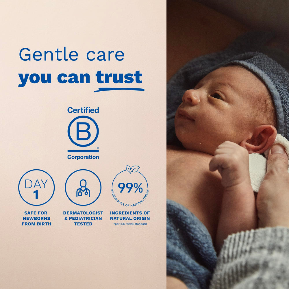 Mustela aplicación en bebé durante el baño, limpieza suave del cuero cabelludo