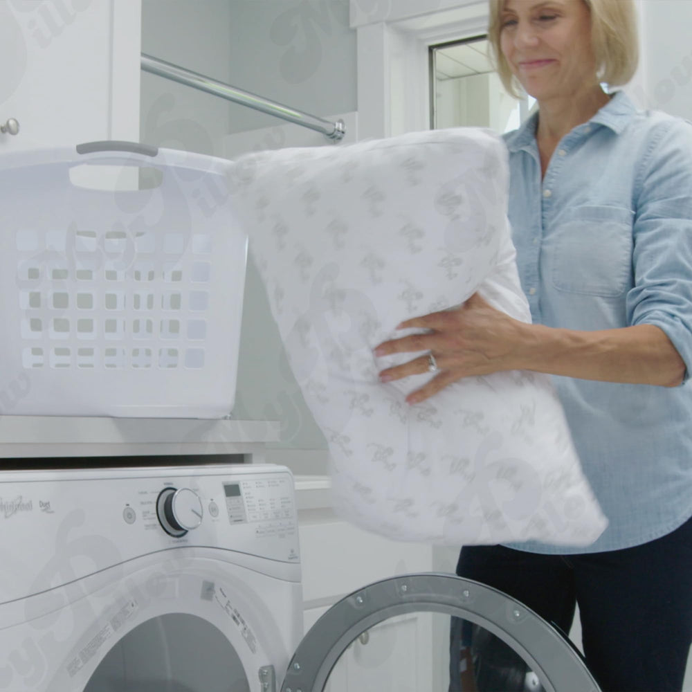 MyPillow almohada siendo desempacada tras envío enrollado y ecológico