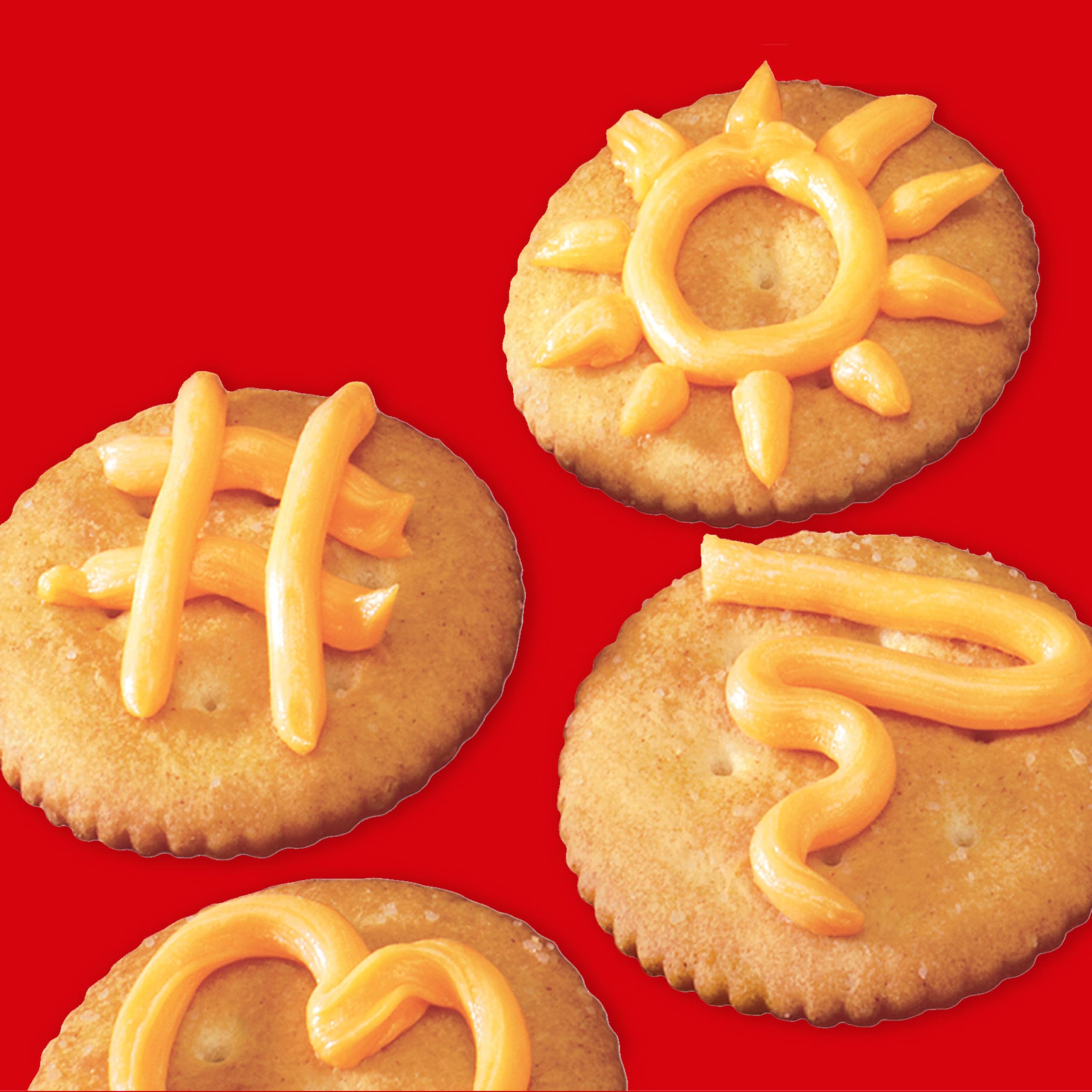 NABISCO Easy Cheese spray formando corona de queso cremoso y rápido