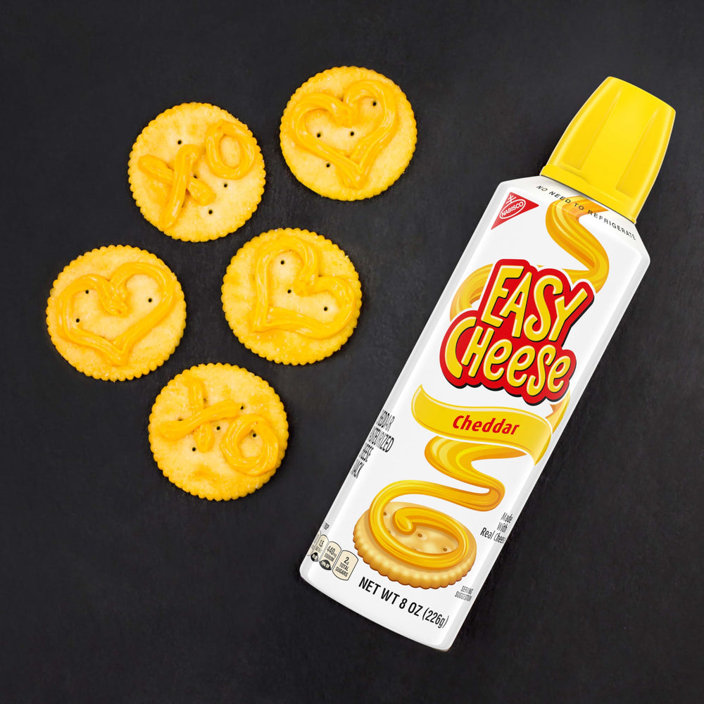 NABISCO RITZ con Easy Cheese en uso como snack práctico y sabroso
