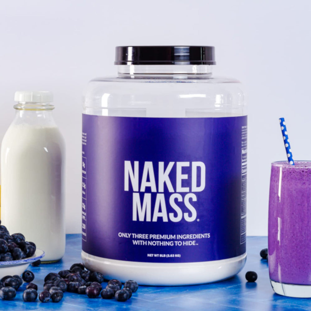 NAKED producto junto a toalla y mancuernas sugiere uso en rutina de fuerza