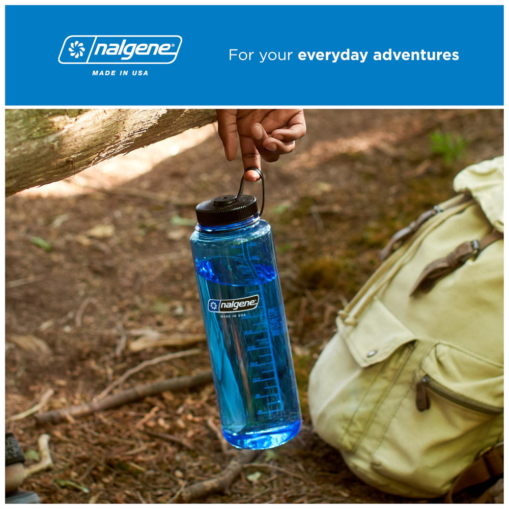 Nalgene en campamento removiendo ramen con agua caliente fiable