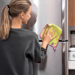 Nano Towels limpiando una nevera de acero inoxidable para brillo sin rayas