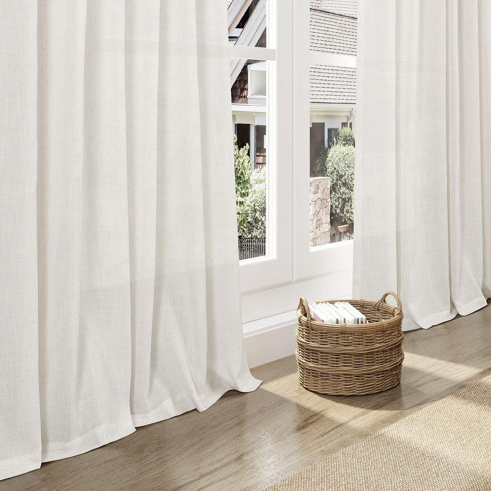 Nanspring cortina junto a ventana para comparar escala y altura