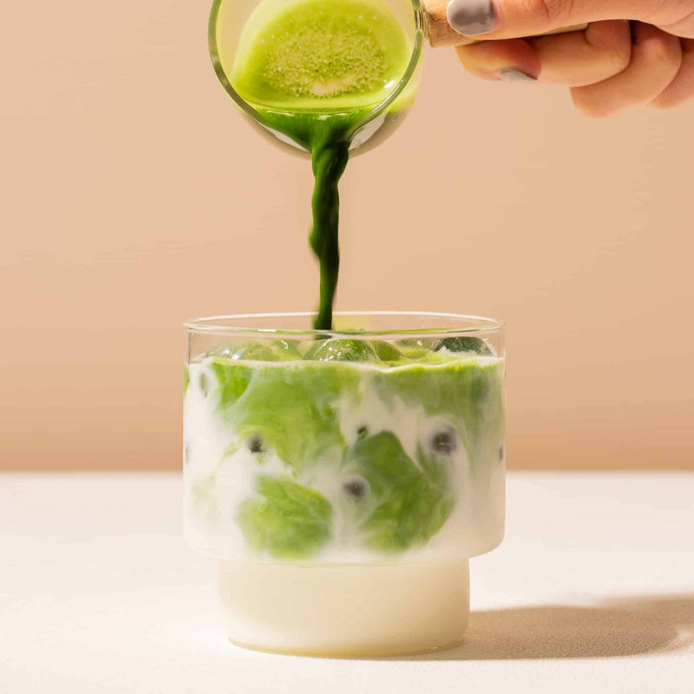 Naoki Matcha incorporado en smoothie y repostería mostrando versatilidad culinaria