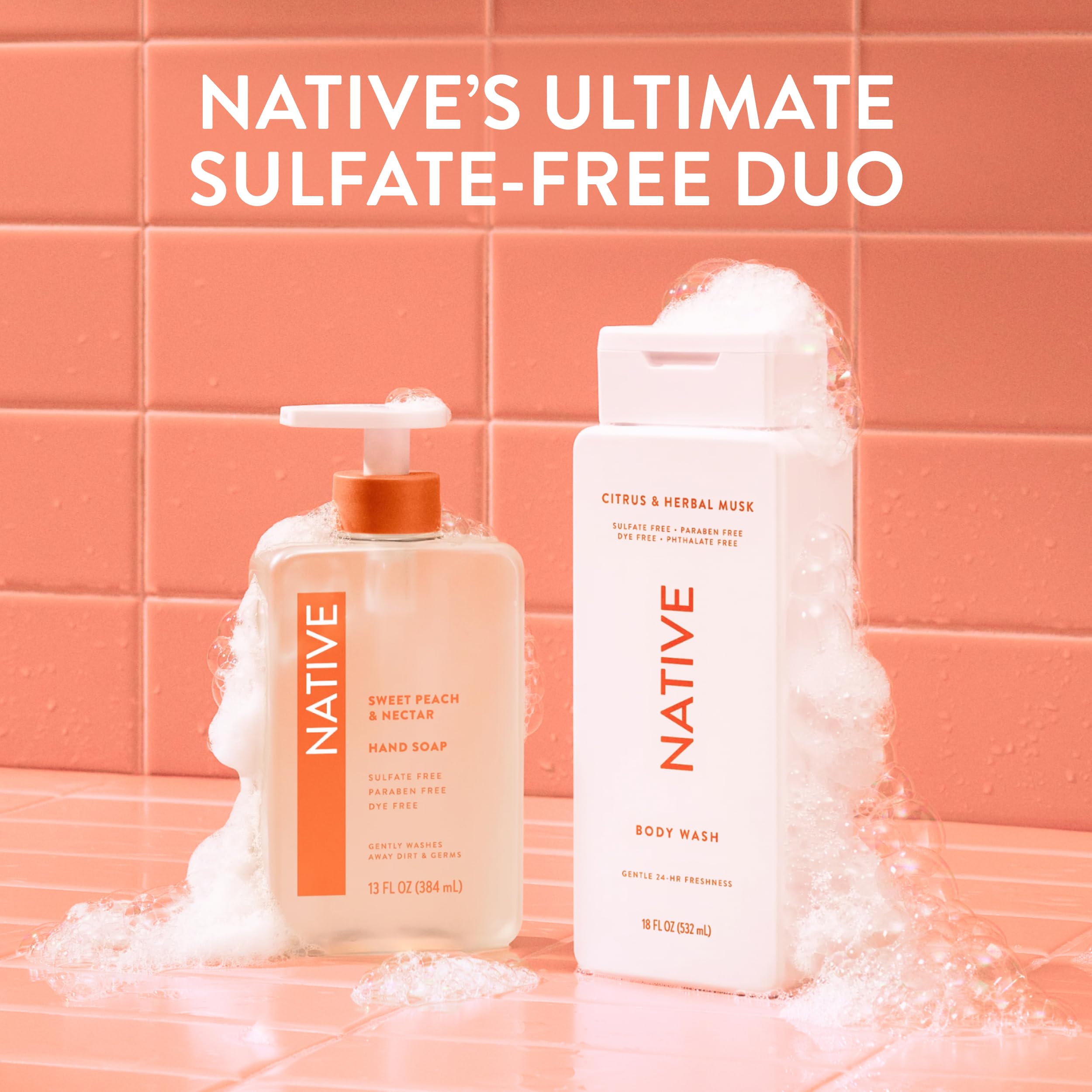 Native persona usando gel de ducha en la ducha transmitiendo frescura y conveniencia