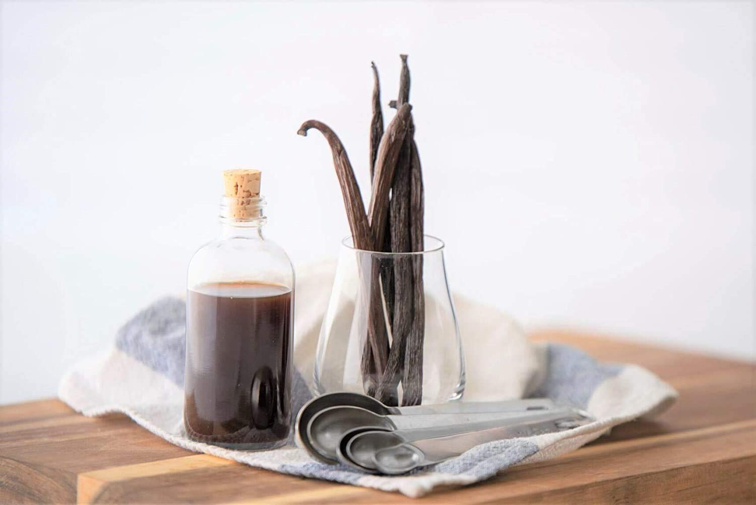 Native Vanilla botella junto a una regla para comparar tamaño práctico