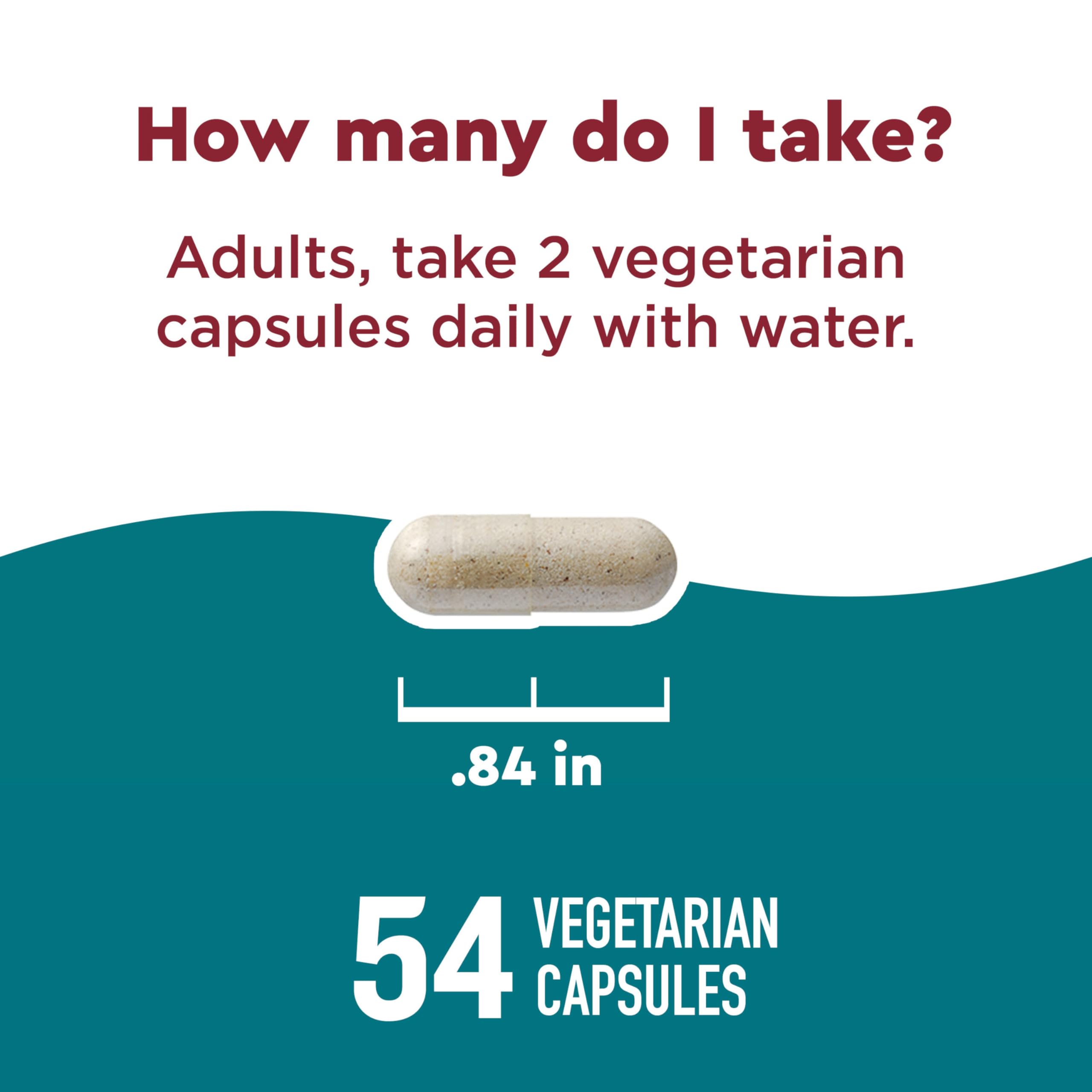 Nature Made persona tomando cápsulas con agua señalando uso diario y conveniencia