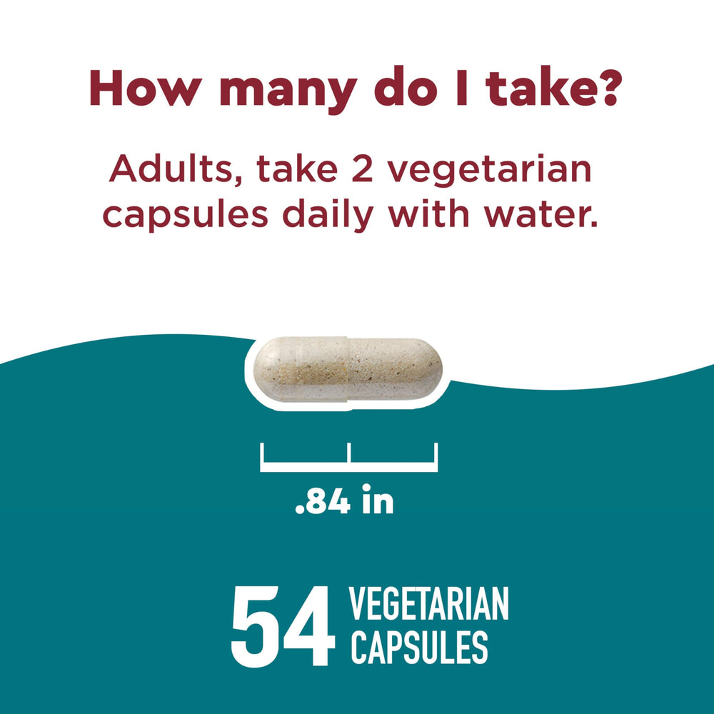 Nature Made persona tomando cápsulas con agua señalando uso diario y conveniencia