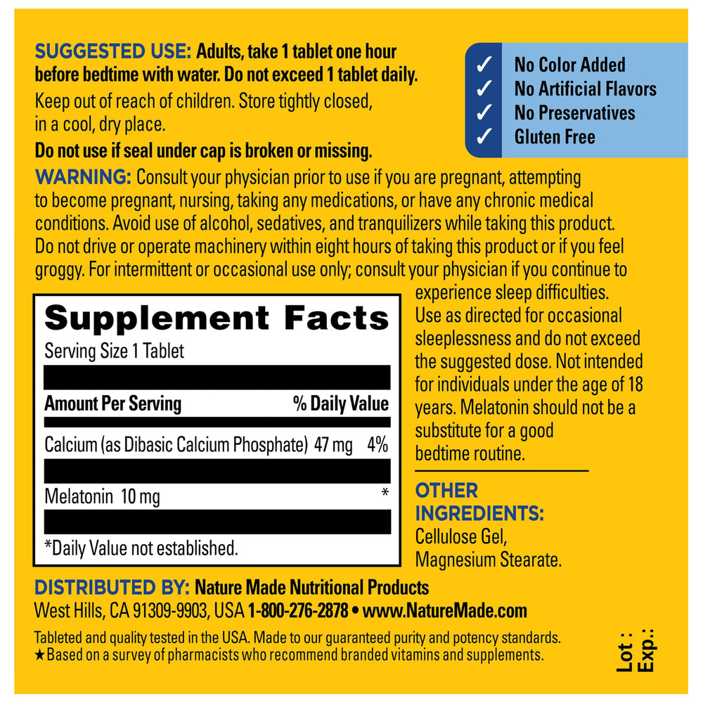 Nature Made frasco en mesita de noche junto a lámpara, rutina nocturna ordenada