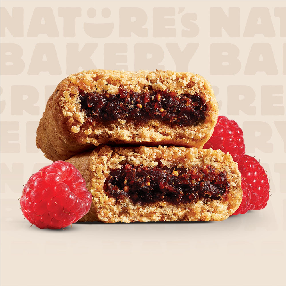 Nature's Bakery barra sostenida en mano para comparar tamaño y controlar porciones